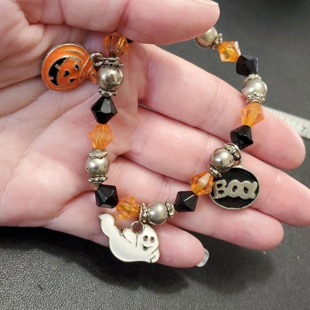 Beaded Halloween themed charm bracelet 7.5"